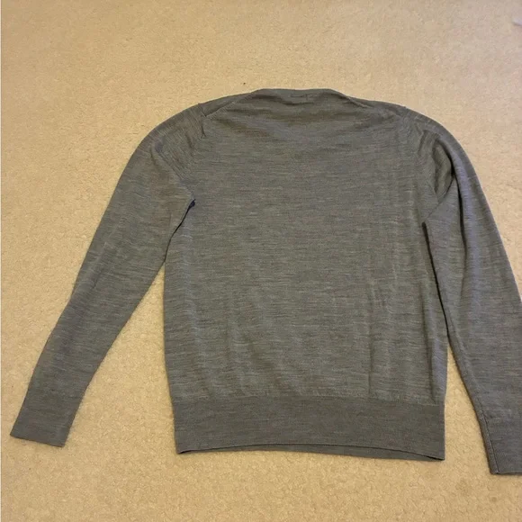 Uniqlo Women’s Merino Wool Crewneck Sweater in Heather Gray - Picture 2 of 9